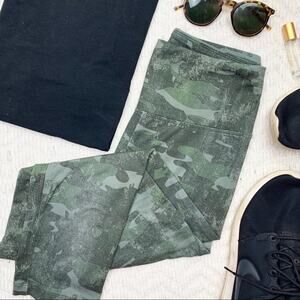 Marika Camo Capri Leggings